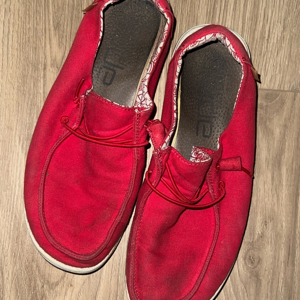 RED HEY DUDES